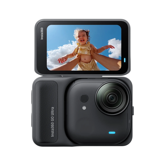 Action camera with a screen displaying a child in a yellow outfit against a blue sky.