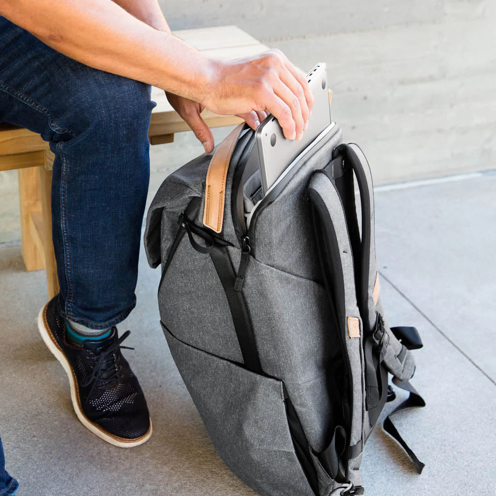 Peak Design 日常背包 30L V2（黑色、炭灰色、午夜蓝、土狼色）