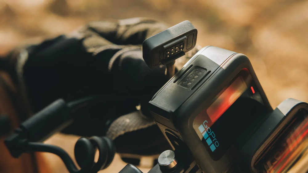 GoPro Contacto 磁吸门和电源线套件（适用于 Hero 13 Black） 